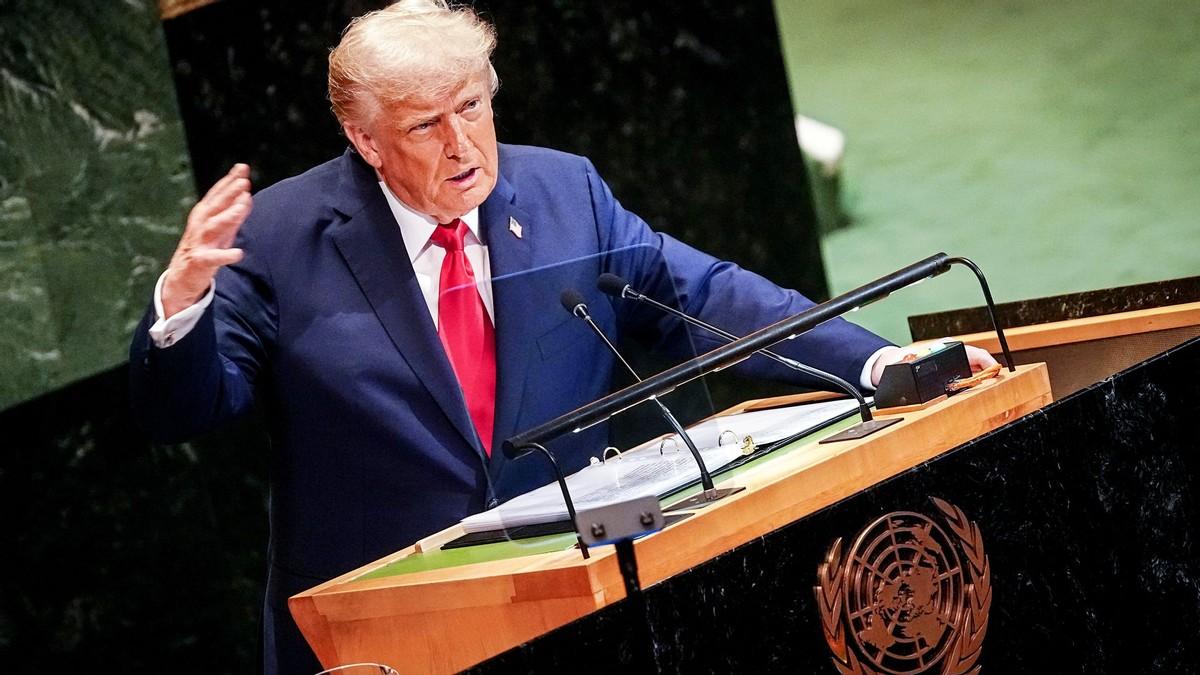 联合国大会上，特朗普站在讲台中央，表情严肃，话也不拐弯，他指着麦克风说，中国和印