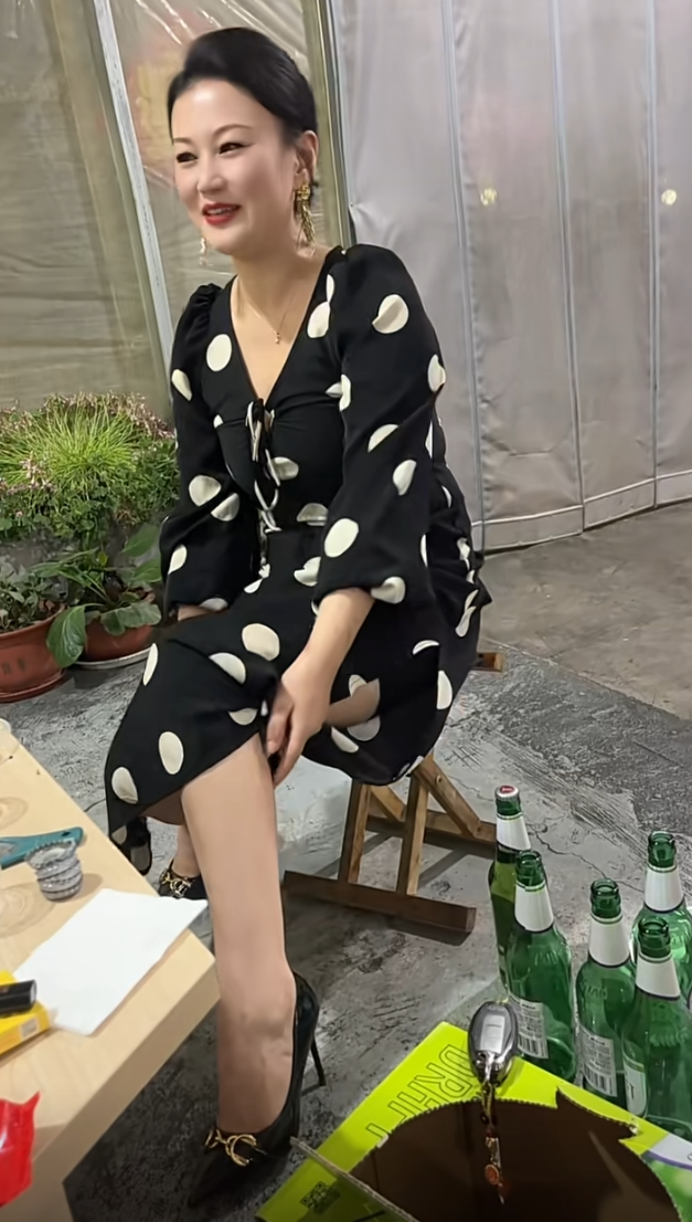 有钱人就是不一样，一瓶啤酒撒半瓶子