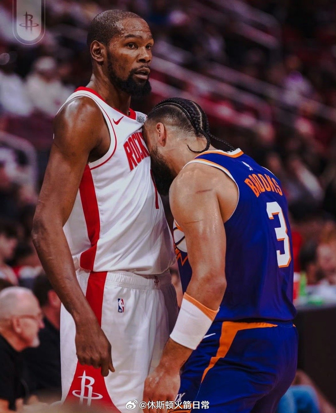 杜兰特被问及比赛中与狄龙互喷垃圾话是否让他更有动力：“狄龙在我这儿可没这种分量。