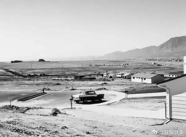 美国摄影大神——罗伯特·亚当斯（RobertAdams）。他的照片第一眼：郊区
