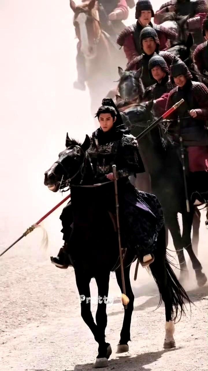 王鹤棣这是要一个人霸占古装圈啊？！新剧《将门独后》片场路透绝了。他演的少年将