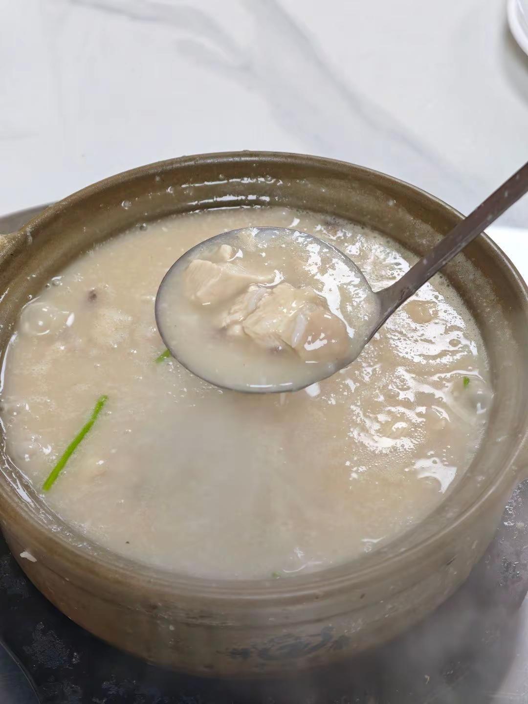 广州南站这家宝藏潮汕砂锅粥，料满到溢出来！！广州南站附近发现的潮汕美食馆，专做砂