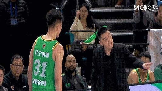 杨鸣无可奈何！这是辽宁队主教练杨鸣对新星张陈治锋的反应，张陈治锋被球迷捧为强