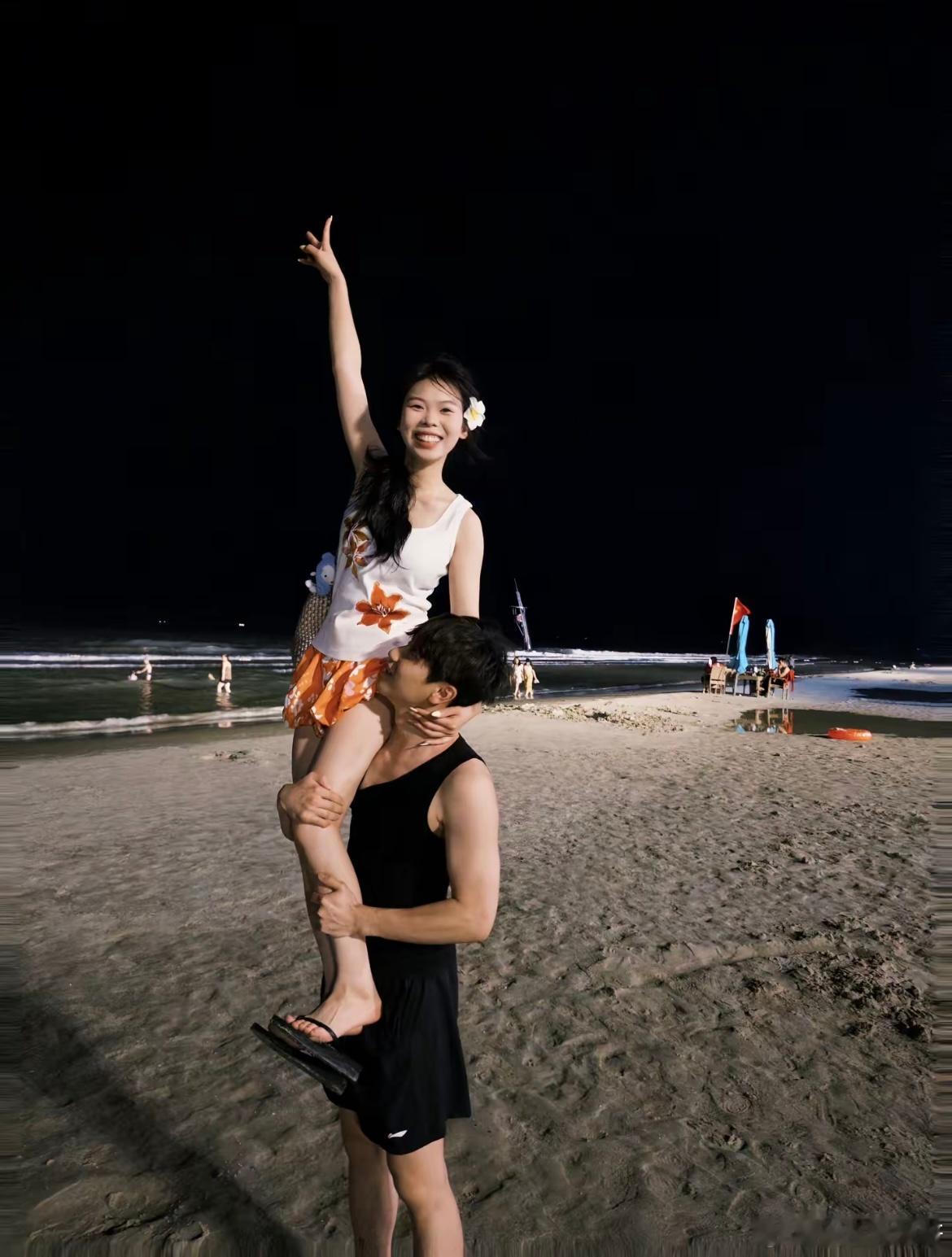 那天晚上在海边男朋友扛着我拍照​​​