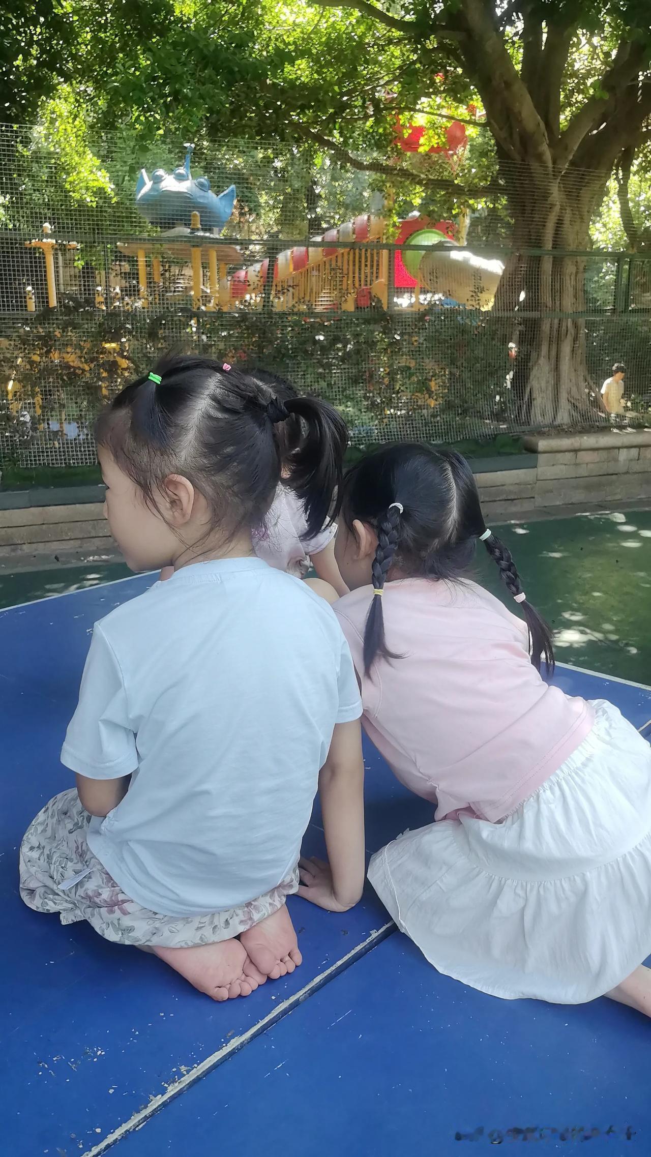 小区一邻居生了个三胞胎，两男一女。家里请三个保姆，一个保姆负责带一个孩子，24小