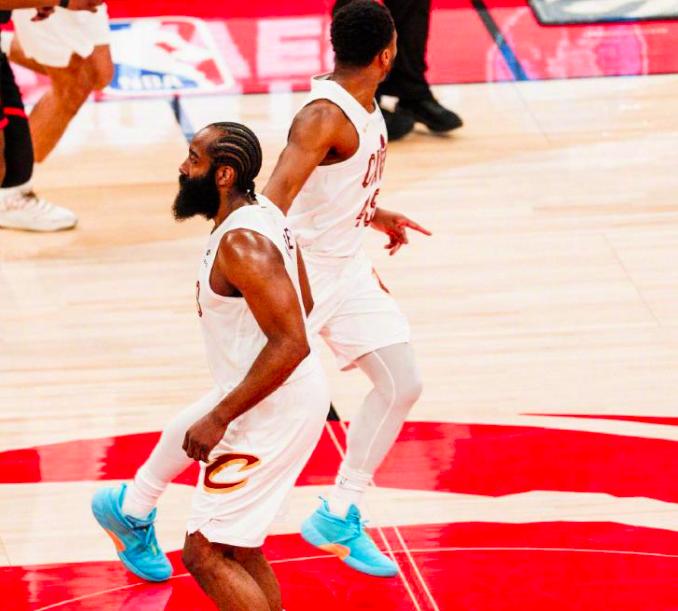 这就是骑士的软肋啊，猛龙彻底不装了，哈登、米切尔被限制了。NBA季后赛首轮G3