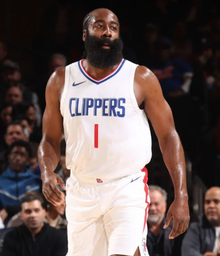 哈登现在三分命中率低的主要原因是起跳高度不够，后撤步的爆发力没了，出手点教以前低