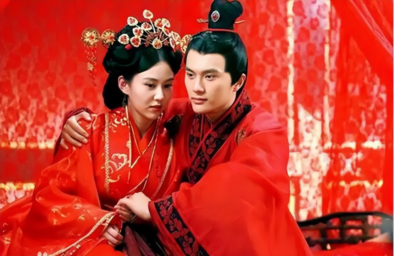 卫青32岁时，迎娶43岁已经三婚的寡妇平阳公主。洞房之夜，娇妻坐在榻上刚准备服侍
