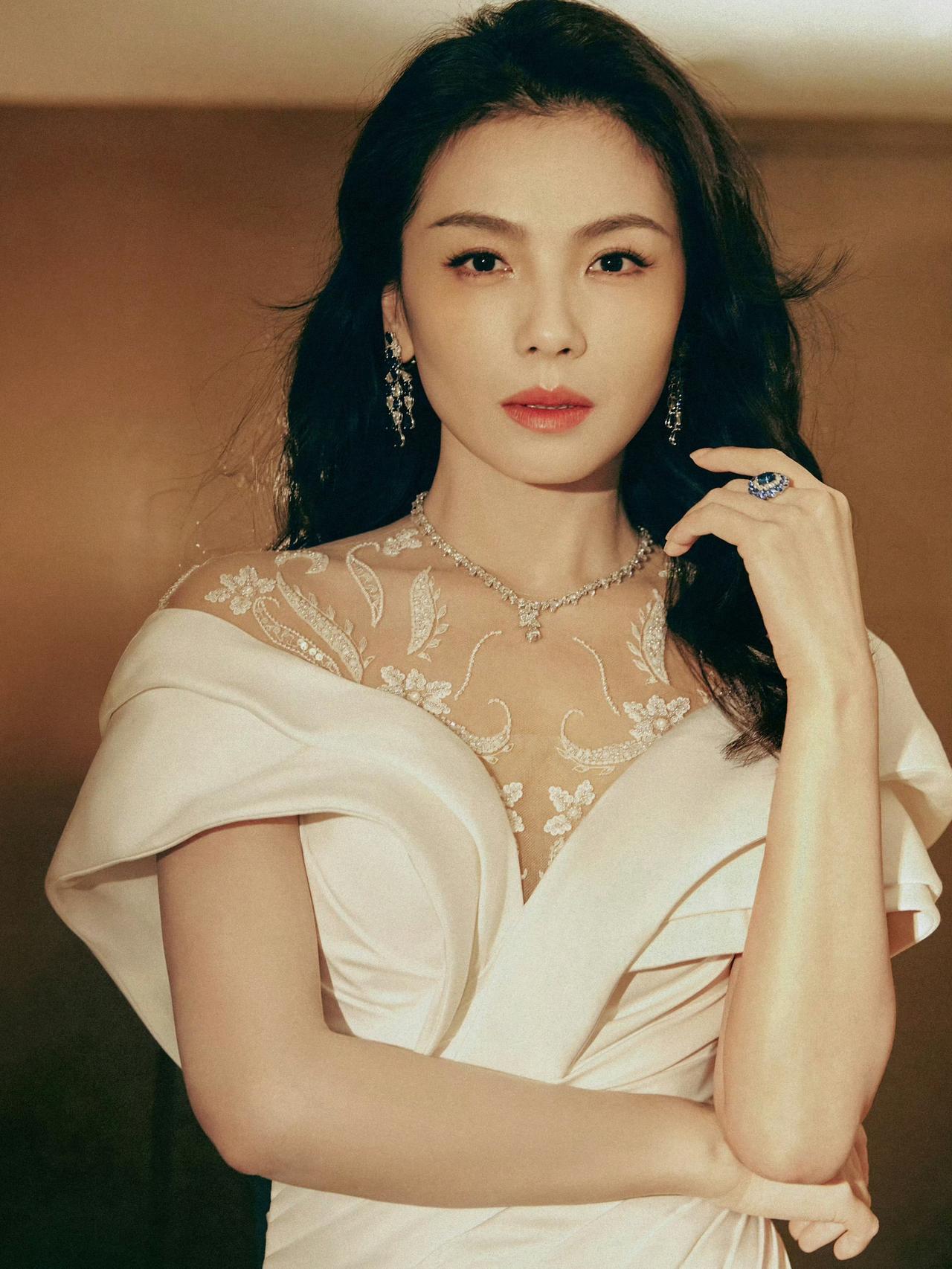 姐姐这状态，我直接喊“老婆”！刘涛这组图杀疯了！✨鎏金晚宴风，蕾丝刺绣礼服