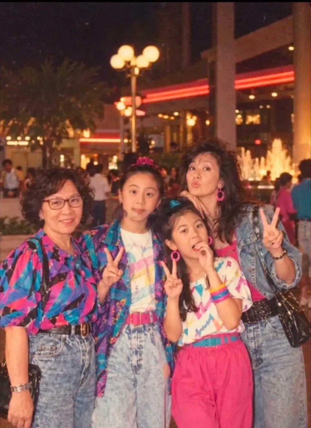 贾静雯和修杰楷的两个女儿近照，波妞女大十八变啊，在她身上，终于看到了贾静雯的美貌