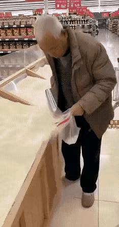 幸亏有监控！如果没有监控的话，小姑娘肯定解释不清楚，没准这家超市以后就是大爷家