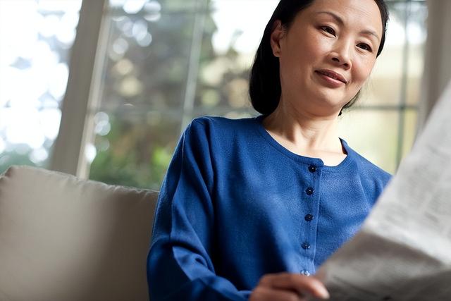 中年女人对你动心后, 反而很克制