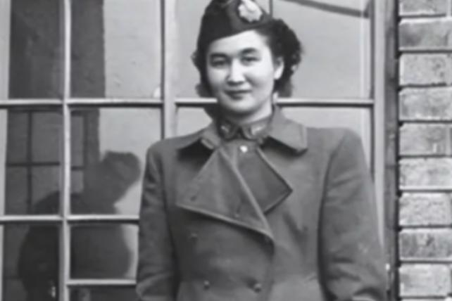 1940年，地下党康乃尔正在茶楼玩牌，一军统美女突然拍了拍他的肩膀，使了个眼色说