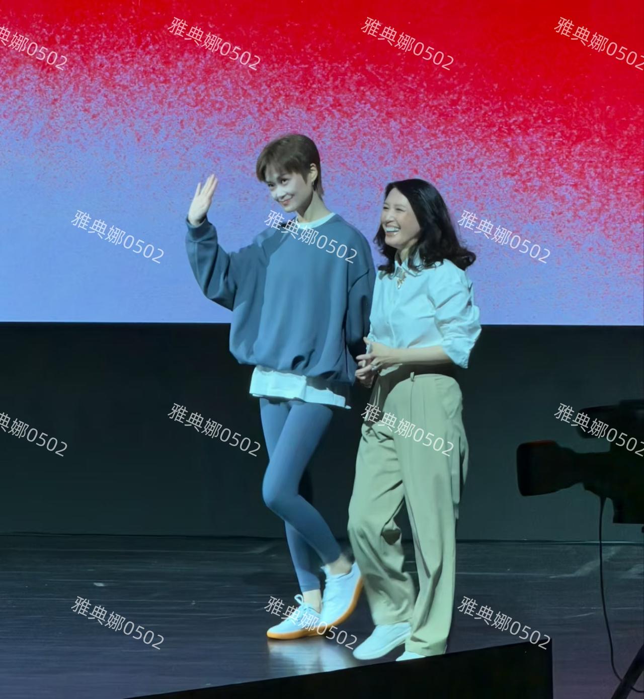 哇塞，李宇春本人真的好好看，从来没想过她竟然是个美女！邓亚萍老师虽然个子不高，