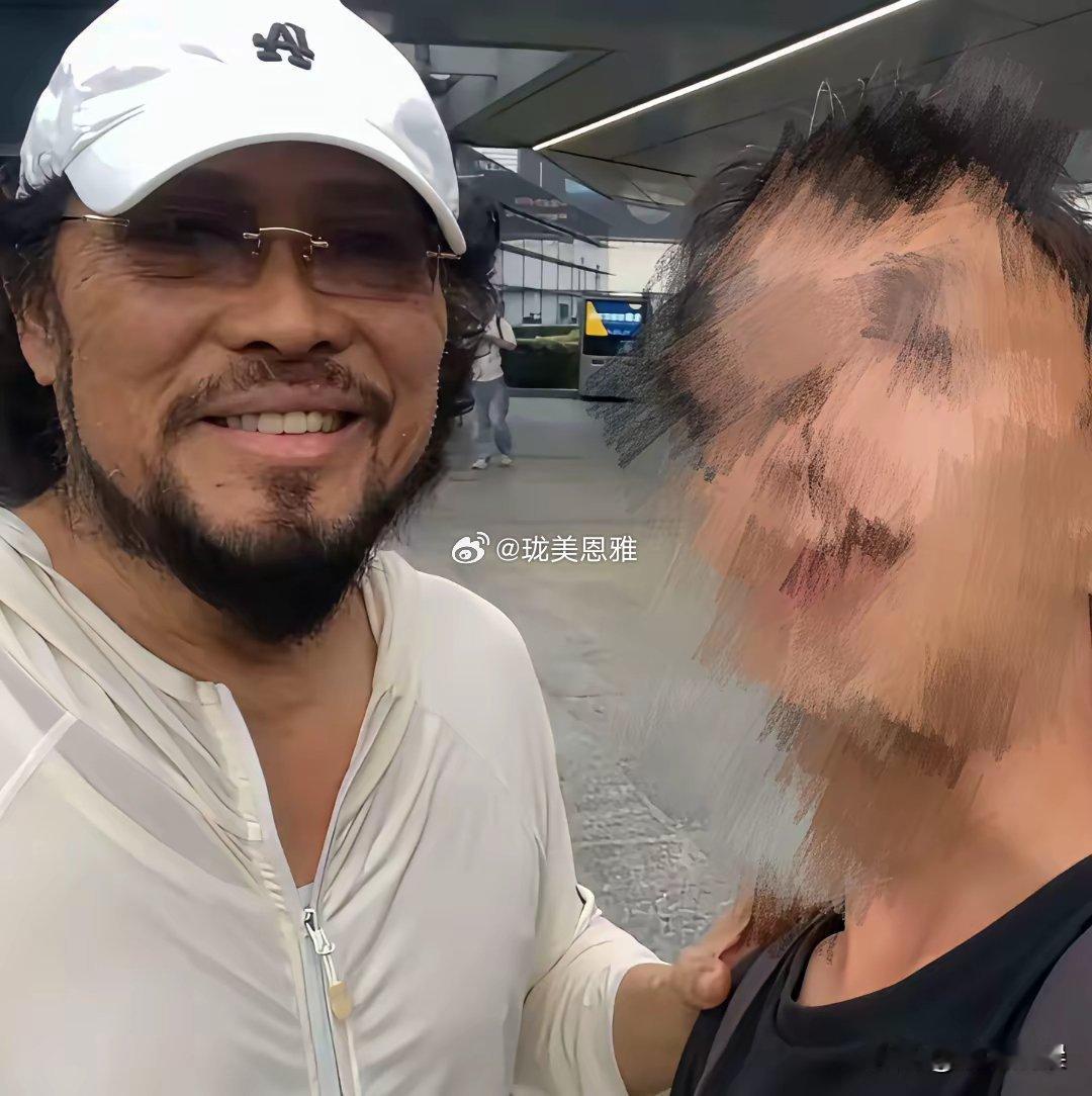 这老哥也是没谁了，怕认不出自己是个明星，还换了副眼镜
