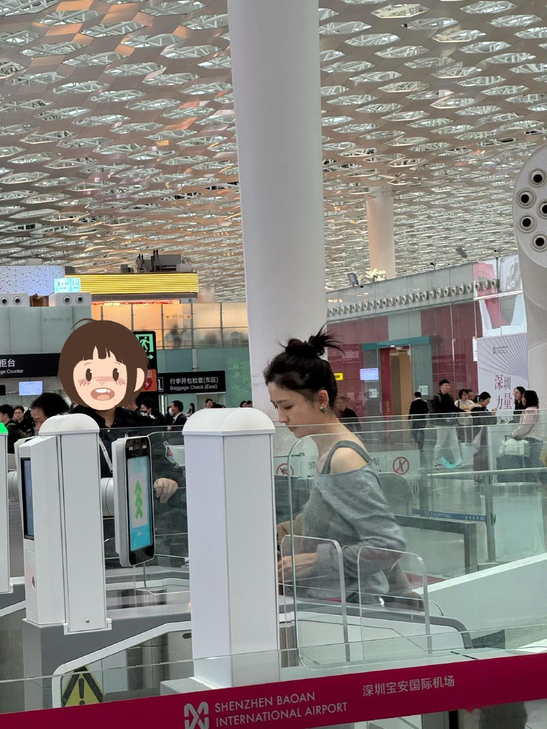 深圳机场偶遇佟丽娅网友深圳机场偶遇佟丽娅网友深圳机场偶遇佟丽娅，灰色系舒服又耐