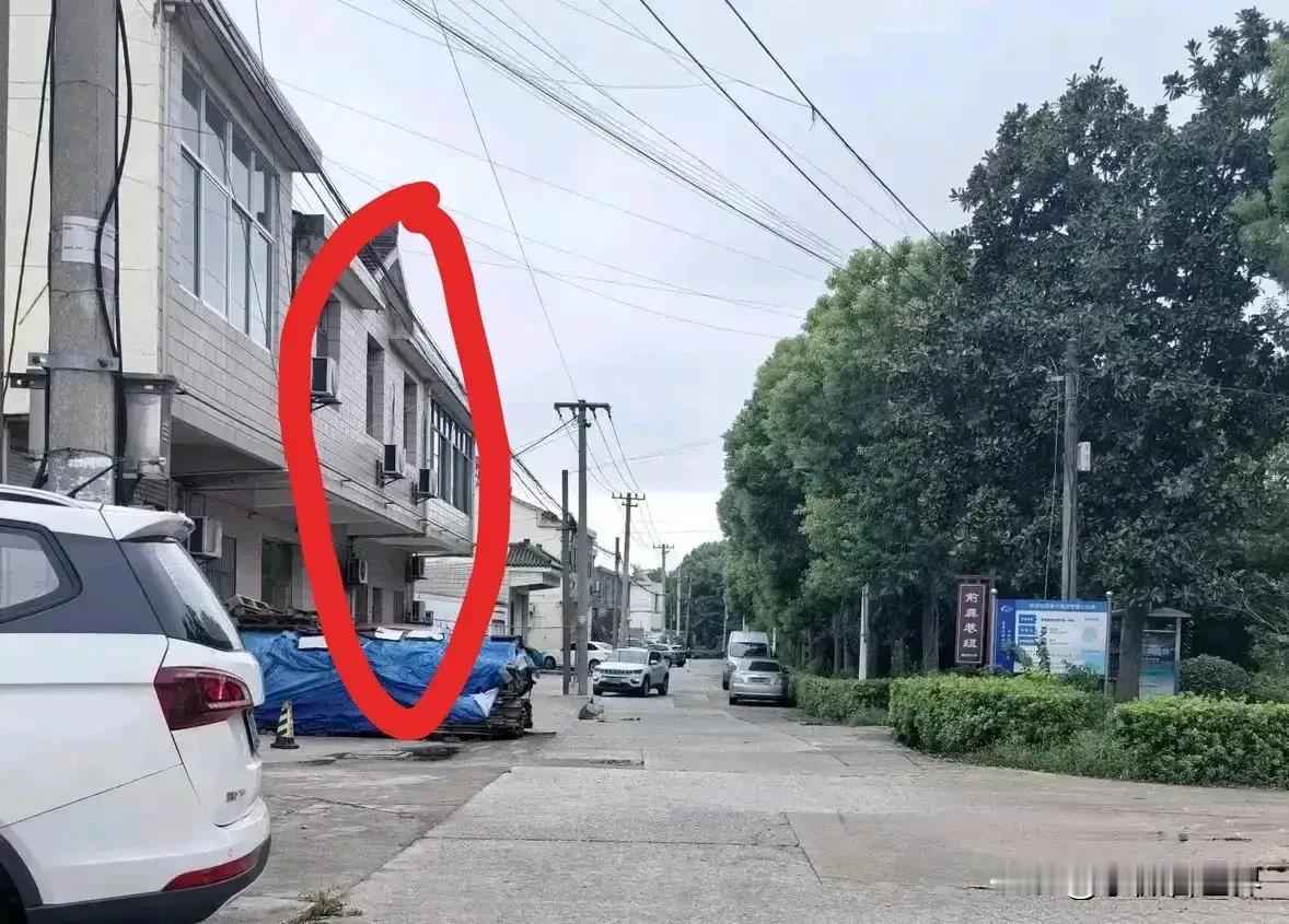 我们村上有户人家，长年无人居住，但房子却是全村所有人家里面积最多的。因为一般