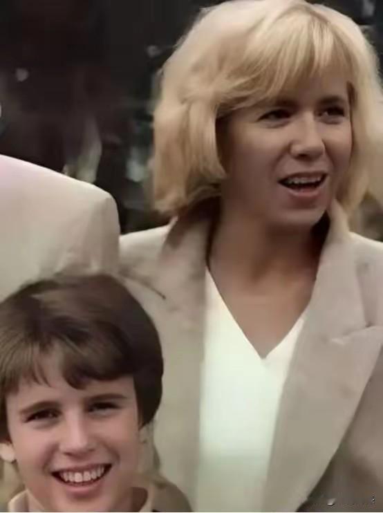 照片中的这个小男孩就是小时候的马克龙，照片中的这个女子，就是马克龙现在的老婆，不