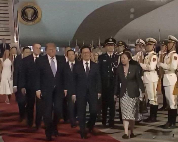 深刻解读：特朗普访华专机卡在19点53分落地释放什么重要信号？网友：影射抗美