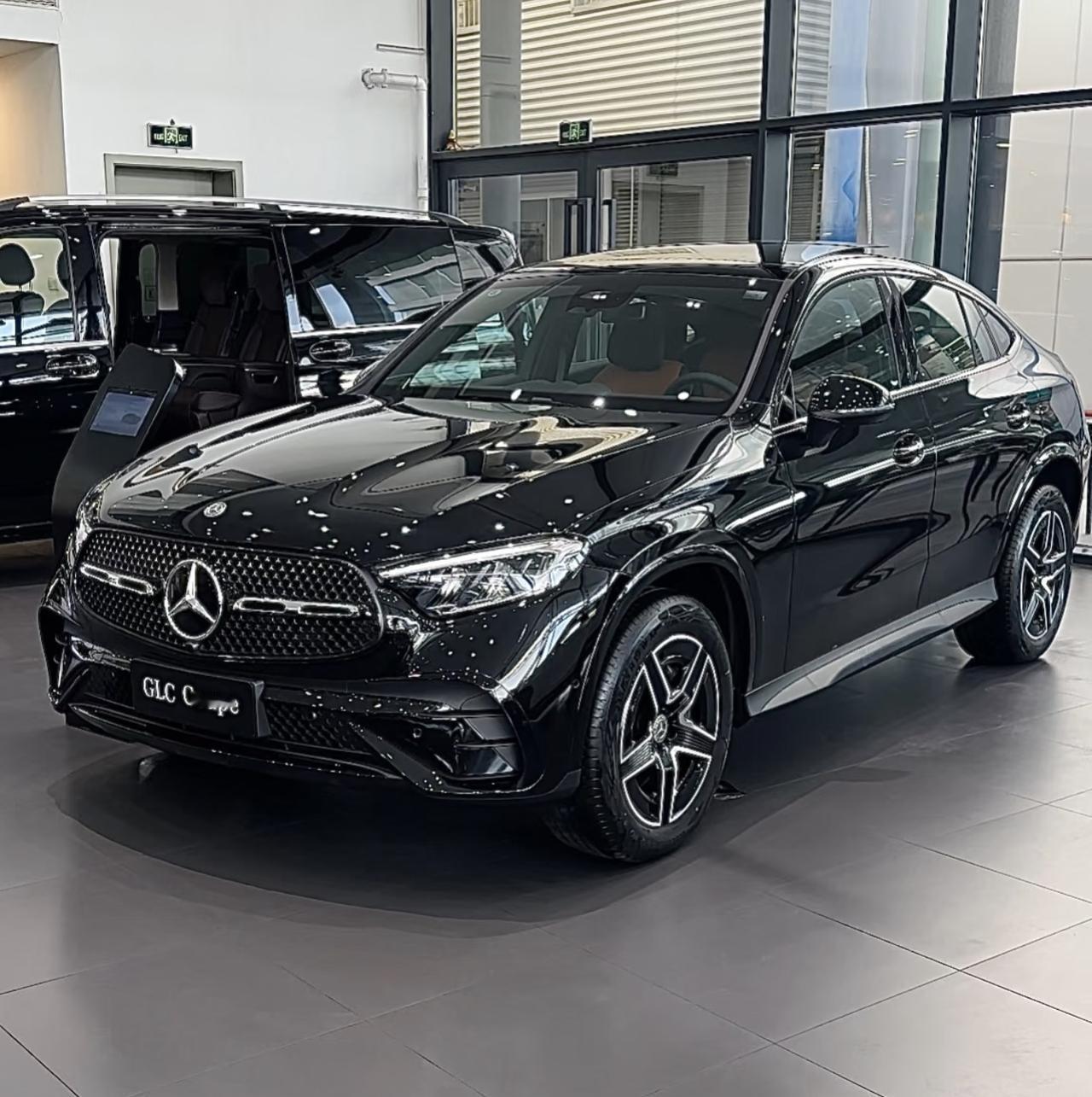 奔驰GLC的配置体系围绕模块化平台展开，动力单元提供2.0升涡轮增压发动机与48