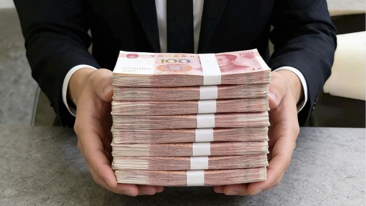 闲钱存银行还是放家里？说真的，以前我总觉得闲钱放家里踏实，抽屉里塞点现金，半夜想