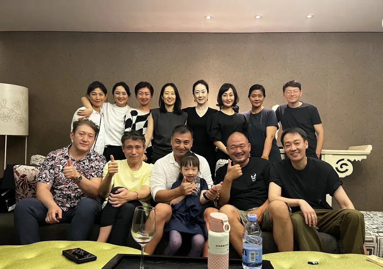 朱媛媛跟中戏93级表演班的同学聚会还是很避嫌的，没有跟男同学勾肩搭背的，而是站在