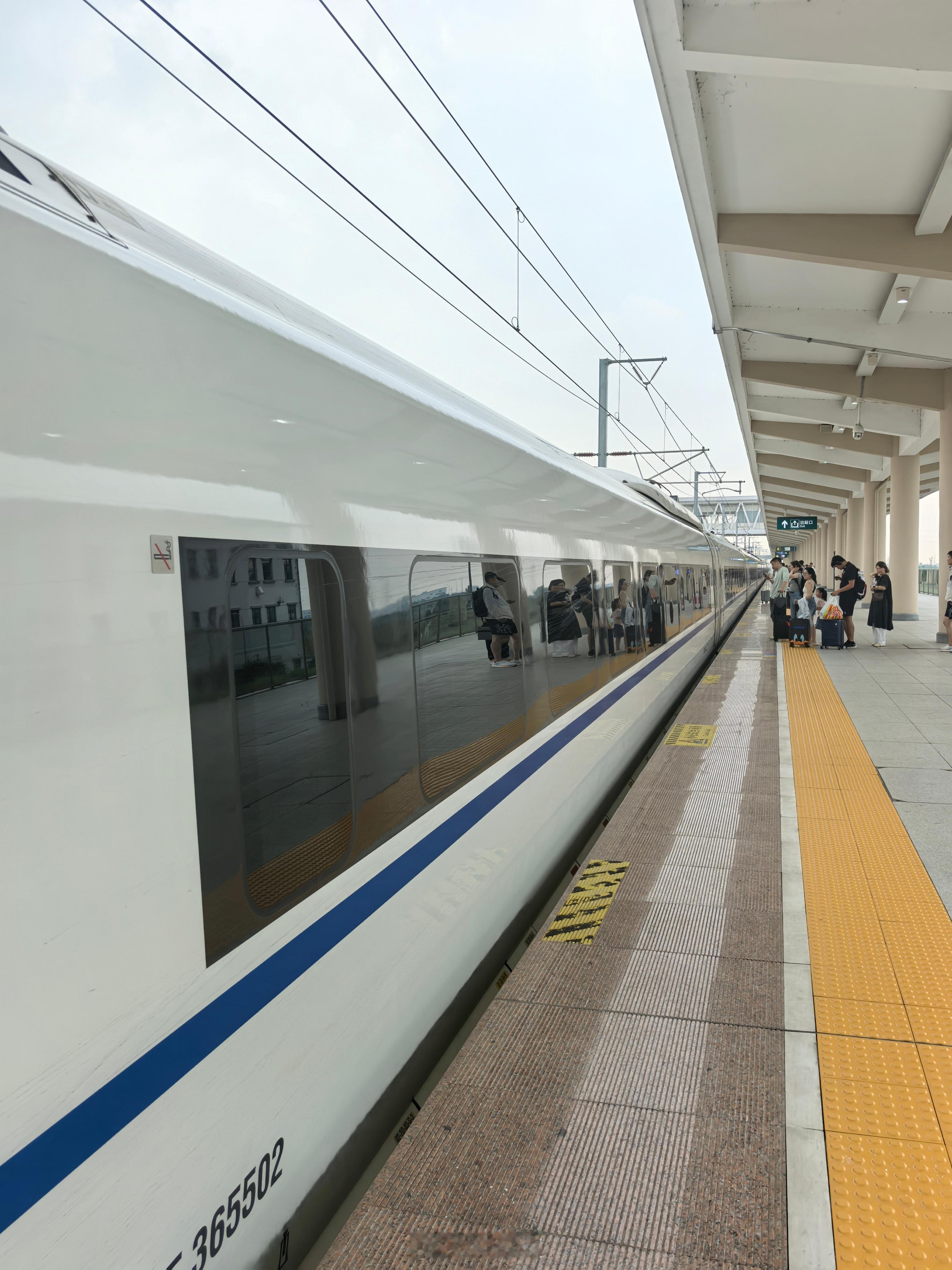 买票本质买到的是席位使用权，自己用还是空着，和坐不坐没有关系。女孩买三张票不该被