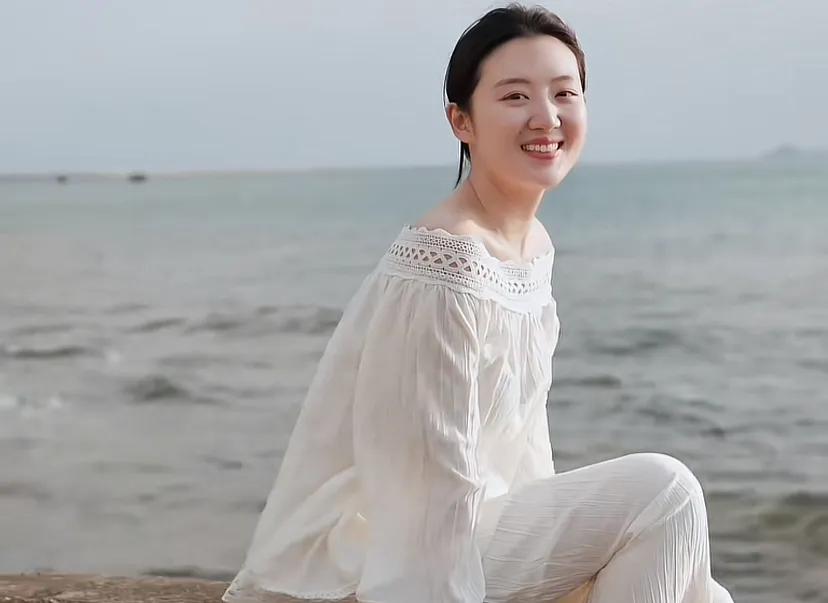 海边少女，笑靥如花，轻纱飘逸，海风轻拂