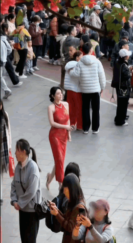 可好奇，这不冷的慌吗[捂脸哭]