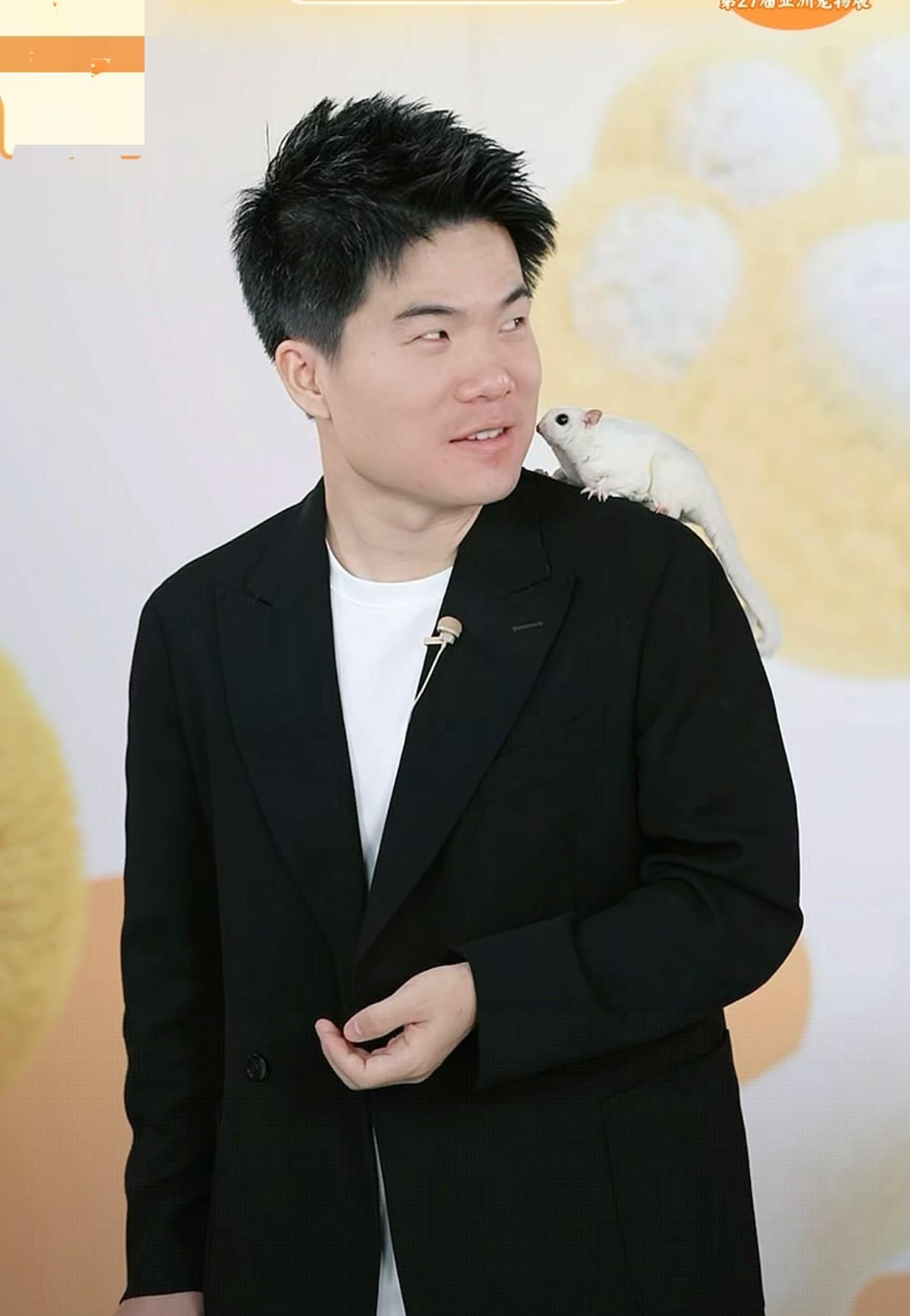 谁能想到顿顿创业开播宇辉又一次被上热搜！有人说，彪哥的成功是因为平台在支持，