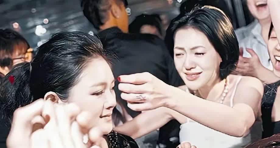 大S是一个高傲倔强的女生，她不允许自己有阴暗面，坏心眼，她做人做事都在明面上，她
