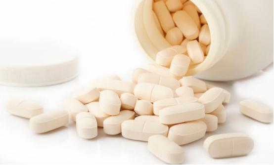 补钙吃钙片就够了？越补血管越硬，骨质越松很多人一到中年，就把钙片当成“护身符