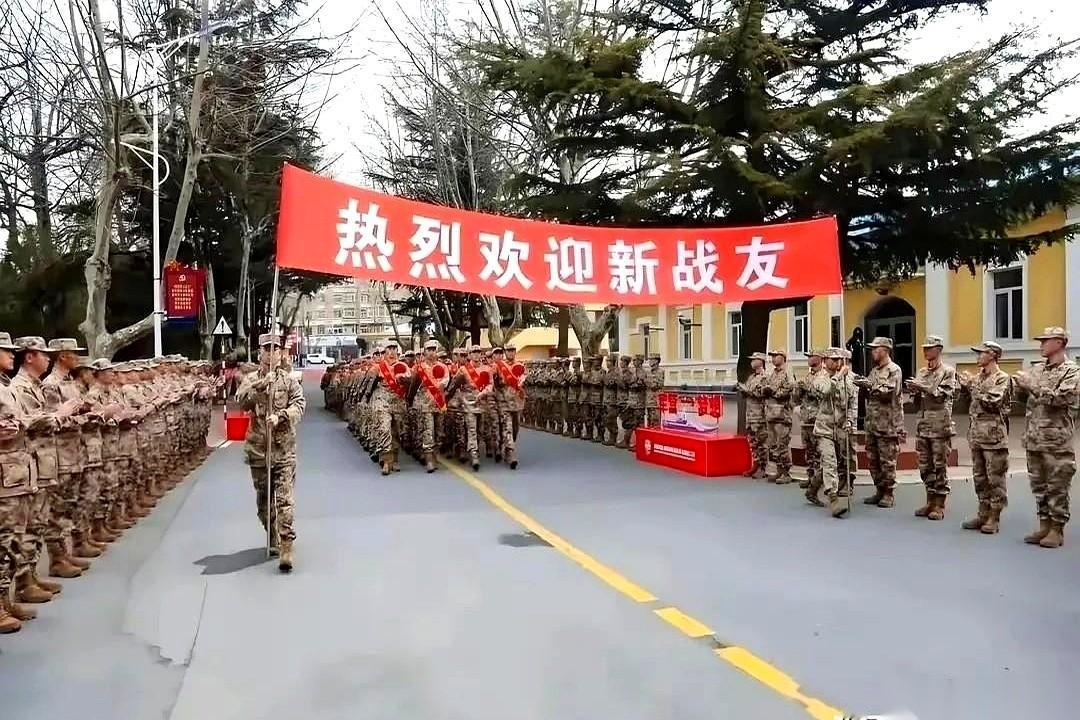 都抢着去当特种兵，削尖了脑袋想扛枪，我跟你说，最后稳稳当当留下来，军衔一杠一杠往