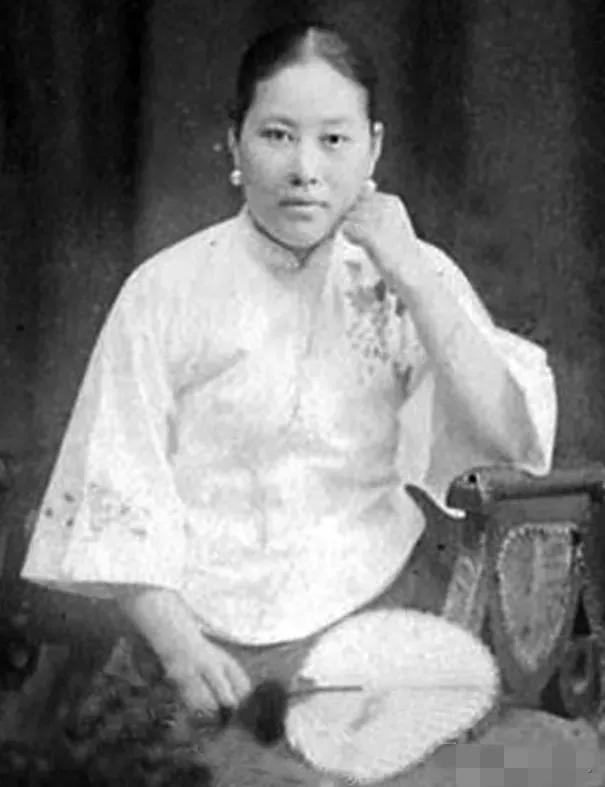 1925年，军阀孙传芳杀了一个六旬老汉，还让人把他的脑袋挂在电线杆上，阴笑着说：