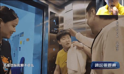 莎莎:你踩我脚干什么？coco:不是故意的莎莎:什么？踩的巨实！coco不