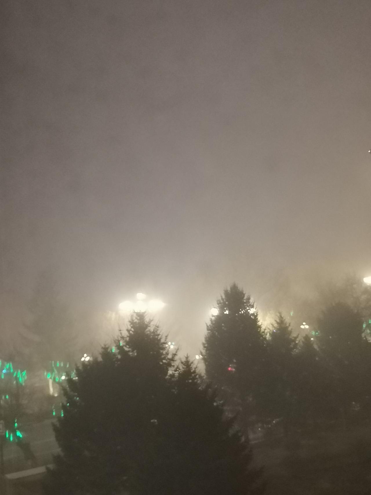 11月24号，今晚吉林市的天气着实奇怪，空气呛人，能见度极低。下班从单位往回