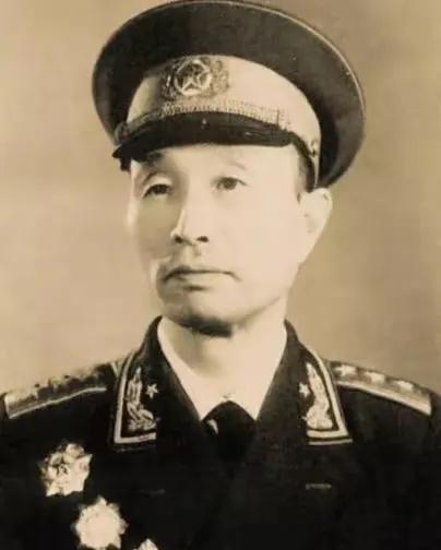 1972年，北京301医院，警卫班长赵保群奉命监护一位叫“张续”的病人。一天夜里