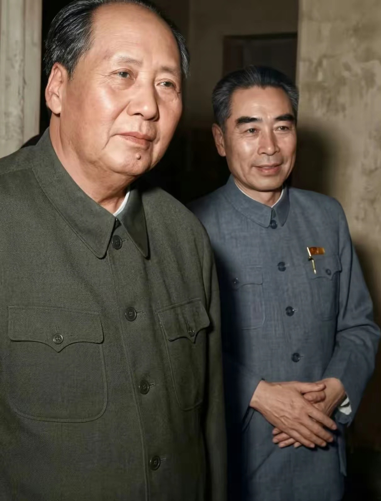 1976年1月8日上午，周恩来逝世。下午，工作人员为毛泽东读周恩来逝世讣告清样。