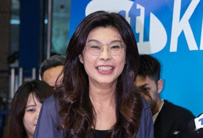 谁能想到？一场南京的晚宴，竟把“岛内政客”的遮羞布撕得粉碎。郑丽文顶着恐吓访陆，