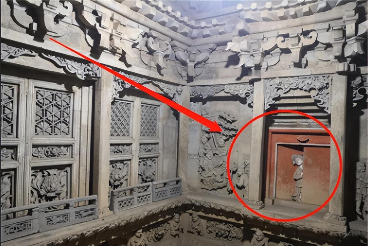 1973年，山西运城一村民喝酒壮胆后进入了众人都敬而远之的地方——百墓坡，它寸草