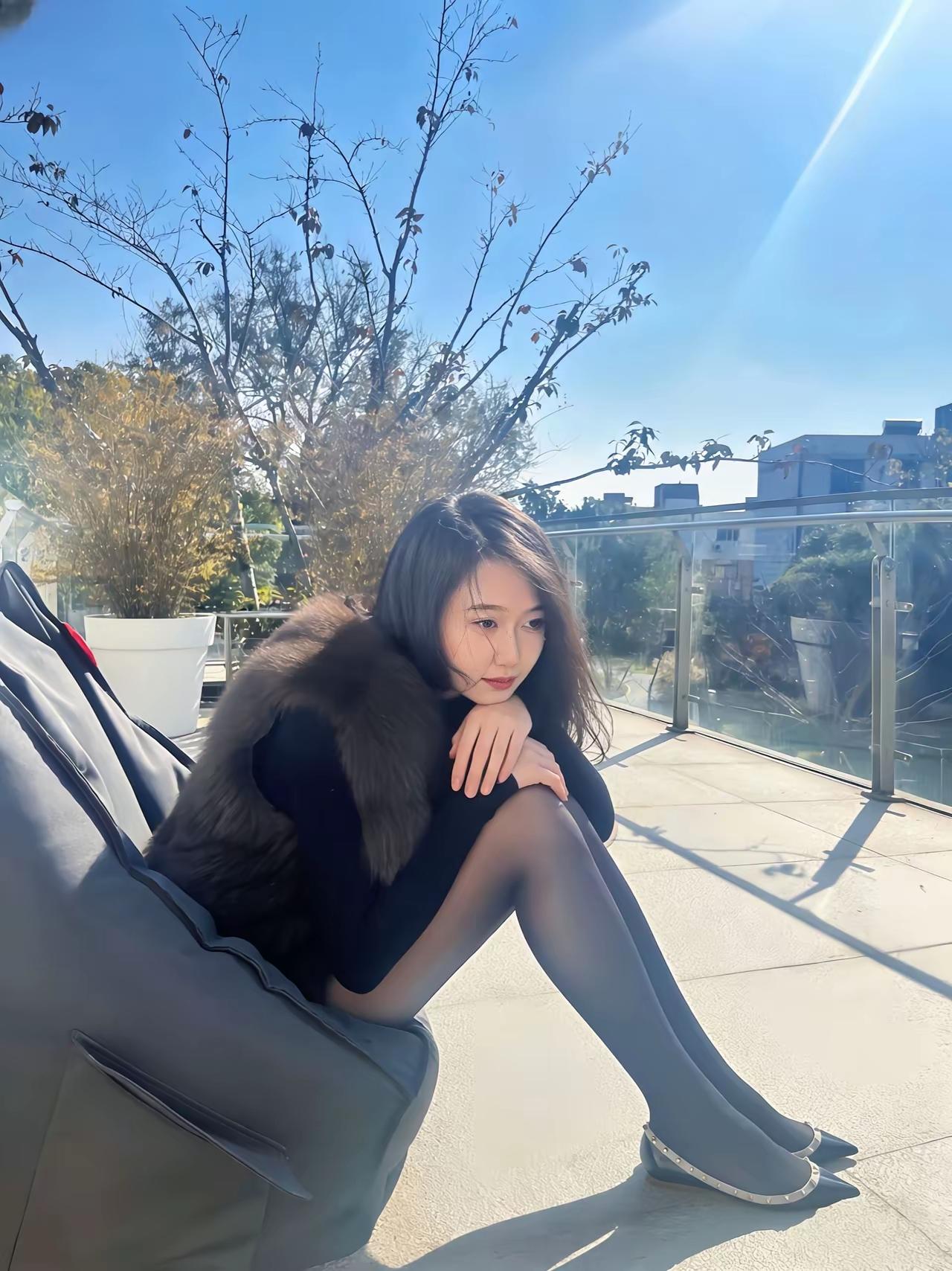 冬日暖阳下的慵懒时光，毛绒外套与丝袜的完美搭配