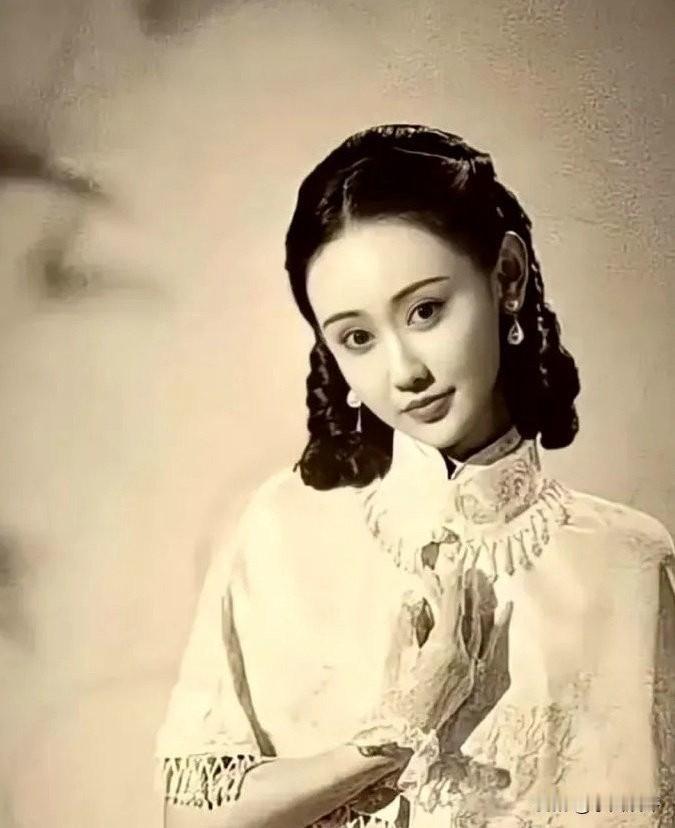 87岁的吴彦姝老师至今仍活跃在荧幕上，她那份跨越岁月的优雅，其实从年轻时就已经开
