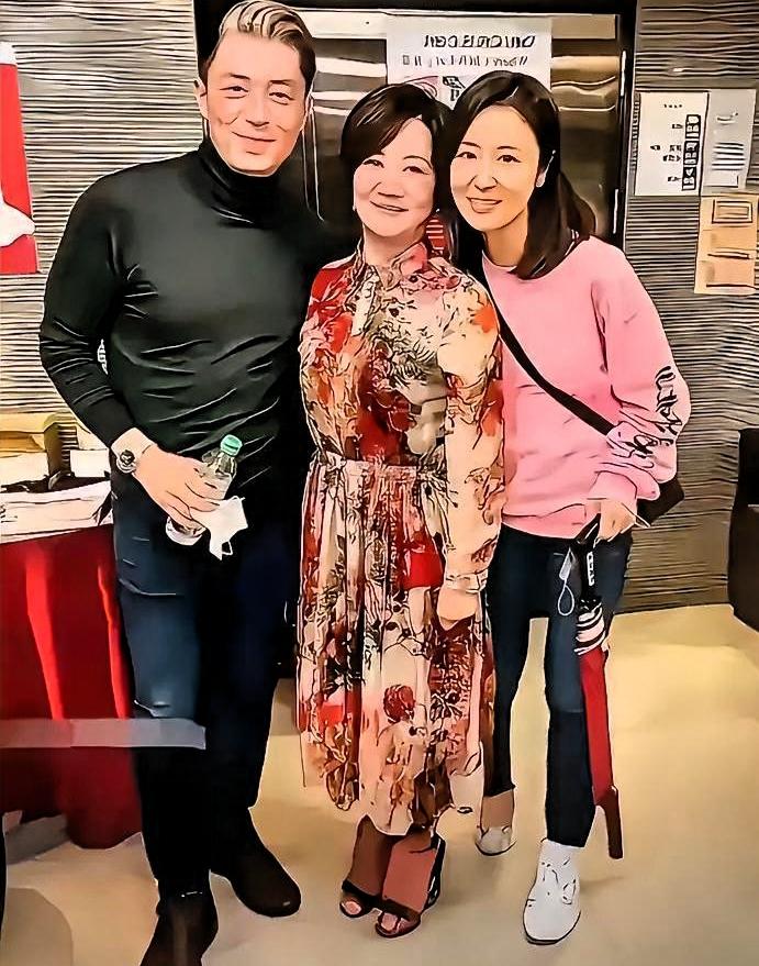霍建华跟林心如、丈母娘同框，这状态反差也太大了。才47岁，苹果肌突出，两腮