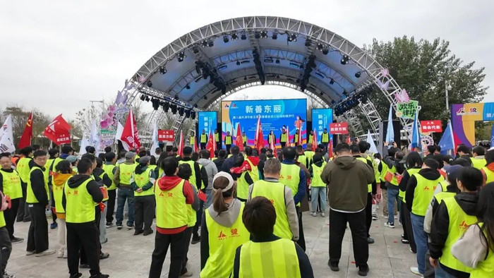 第八届天津市崔玉璞慈善基金会公益捐助健步行活动举行