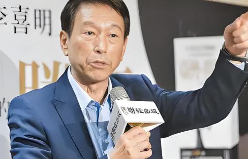 台湾前参谋总长李喜明一席话，让岛内炸锅！他直言解放军不是不敢打，而是时机未到，李