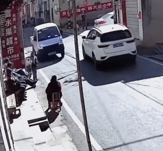 不到一分钟，小女孩经历了两次，坐的大人好似也无动于衷。小女孩一次两次的经历，好