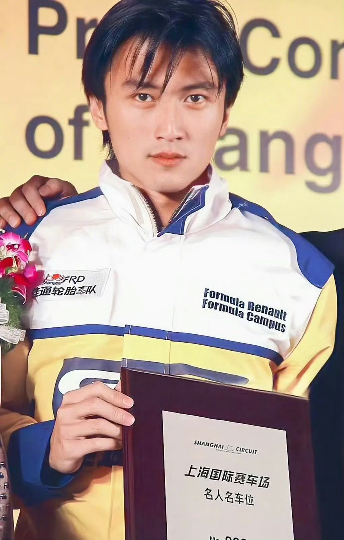 谢霆锋是上海F1001号车手上海F10001号专属席位，属于谢霆锋！从舞台到银