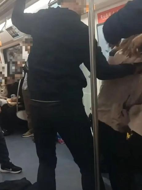 4月27日沈阳地铁事件：一对老人地铁抢座踢女生，被劝阻时直接承认“就是我
