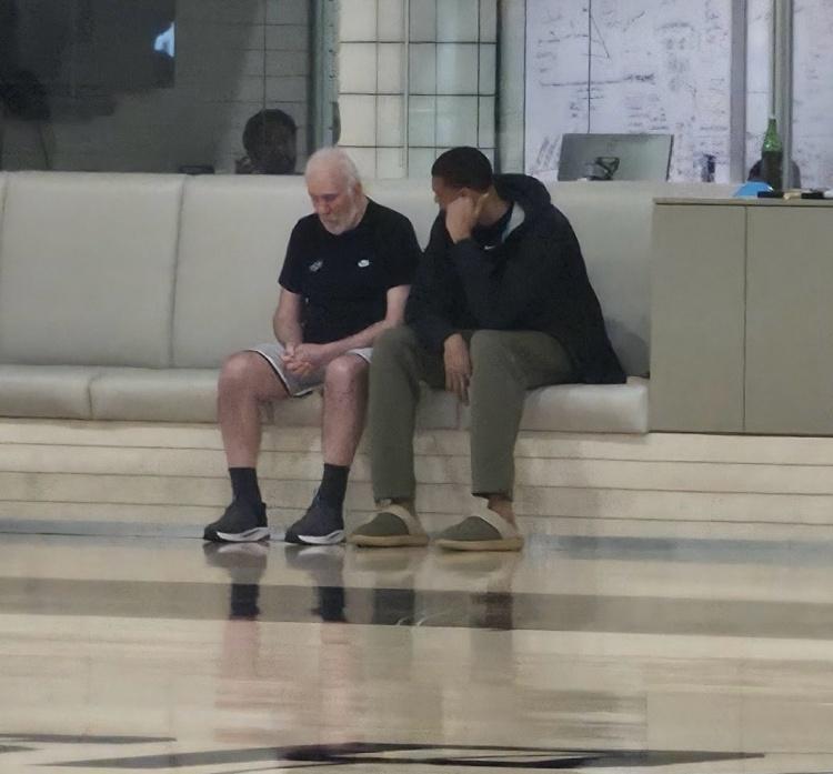 晋级总决赛后，文班最想见的人是谁？文班说：“我迫切想去找他、见见他，和他好好的聊