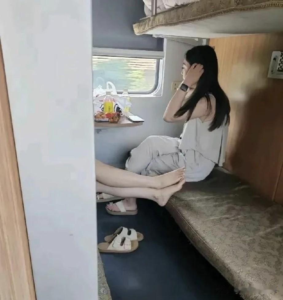 这次外出买的卧铺车票是正确的，以前都是坐高铁，眯一下就到站了，体验不到坐车的乐趣